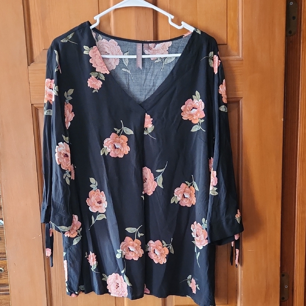 Black Floral V-Neck Blouse with 3/4 Sleeves